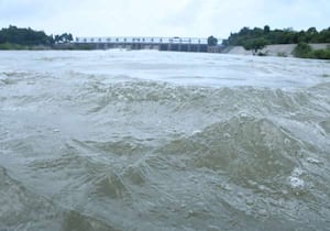 திருவள்ளூர் அடுத்த பூண்டி நீர்த்தேக்கத்தில் நிரம்பியதால் உபரி நீர் ...
