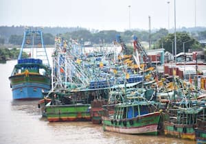 வடகிழக்கு பருவமழை தொடர்ந்து புயல் எச்சரிக்கை காரணமாக மீனவர்கள் மீன் ...