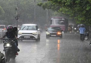 சென்னை நகரில் பல்வேறு இடங்களில் பரவலாக மழை பெய்தது. இடம்: வேளச்சேரி ...