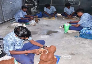 விருதுநகர் மாவட்ட அளவிலான கலை இலக்கிய விழாவில் களிமண் கொண்டு சிற்பம் ...