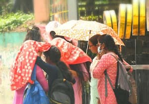 பகலில் அடிக்கும் வெயிலை தாங்க முடியாமல் துப்பட்டா மற்றும் குடை பிடித்து ...