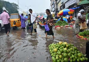 சென்னையில் பரவலாக மழை பெய்து வருவதால் சென்னை பிராட்வே பகுதியில் தேங்கி ...