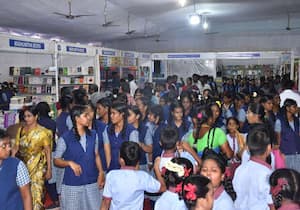 விருதுநகர் புத்தக கண்காட்சியை பார்வையிட குவிந்த மாணவர்கள்.