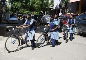 மாநகராட்சி பள்ளியில் பயிலும் மாணவியருக்கு வழங்கப்பட்ட இலவச சைக்கிளின் ...