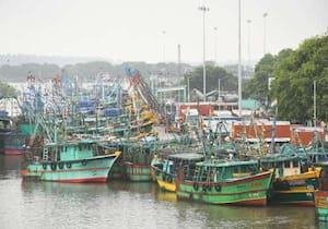 கடலூர் முதுநகர் மீன்பிடி துறைமுகத்தில் மழையின் காரணமாக மீனவர்கள் ...