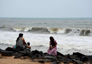 புதுச்சேரியில் தொடர் மழை காரணமாக வங்கக்கடலில் தண்ணீர் நிறம் மாறியும் ...