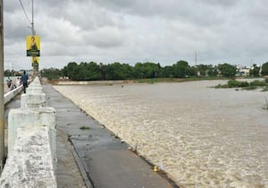 திருநெல்வேலி, தூத்துக்குடி மாவட்டங்களில் பெய்துவரும் பலத்த மழையால் ...