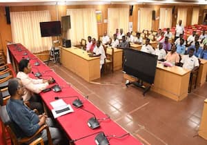 விழுப்புரம் கலெக்டர் அலுவலகத்தில்  அரசியல் கட்சி பிரமுகர்களுடன் ...