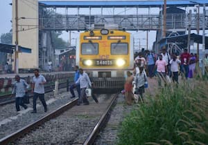 சென்னை பட்டரைவாக்கம் ரயில் நிலையத்தில் நடைமேம்பாலம் இருந்தும் ஆபத்தான ...