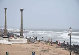 புதுச்சேரில் கடற்கரை  சீற்றத்தோடு காணப்படுகிறது