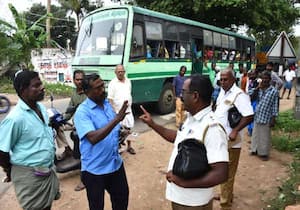 கடலூர்  அடுத்த மாளிகைமேடு பஸ் நிறுத்தம் அருகே ஹைட்ராலிக் கதவை மூடாமல் ...