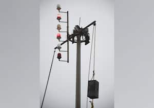 புயல் எச்சரிக்கை காரணமாக புதுச்சேரி பழைய துறைமுக வளாகத்தில் இரண்டாம் ...