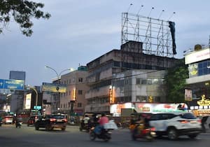  சென்னை ஆயிரம்விளக்கு அண்ணாசாலையில் அனுமதியின்றி வைக்கப்பட்ட பேனர் ...