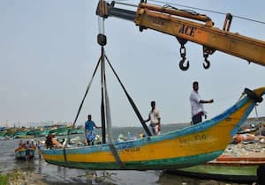 டிட்வா புயல் காரணமாக சென்னை காசிமேடு மீன் பிடித்து துறைமுகத்தில் கிரேன் ...