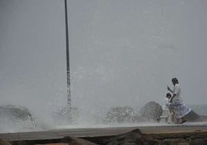 டிட்வா புயல் காரணமாக சென்னை காசிமேடு மீன்பிடி துறைமுகத்தில் கடல் அலை ...