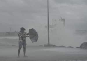 டிட்வா புயல் காரணமாக சென்னை காசிமேடு மீன்பிடி துறைமுகத்தில் கடல் அலை ...