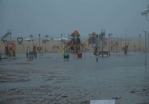 சென்னை நகரில் தொடர்ந்து பெய்து வரும் மழை காரணமாக, மெரினா கடற்கரை மணல் ...