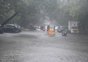 சென்னை நகரில் தொடர்ந்து பெய்து வரும் மழையால் அண்ணாநகர் சாந்தி காலனி ...