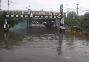 வியாசர்பாடி கணேசபுரம் ரயில்வே சுரங்க பாதையில் தேங்கி நிற்கும் மழை நீர்.