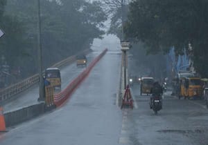 சென்னை ராயப்பேட்டை பீட்டர் சாலையில் பெய்த மழை.