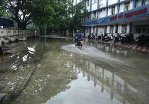 சென்னை எழும்பூர் அரசு கண் மருத்துவமனை வளாகத்தில் மழை நீர்.