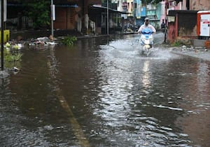 சென்னை புதுப்பேட்டை டிரைவர் தெருவில் தேங்கி நின்ற மழை.