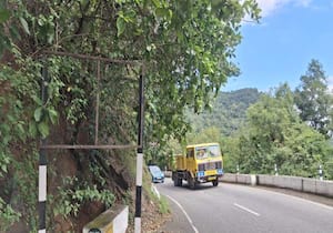 மேட்டுப்பாளையம் - கோத்தகிரி சாலையில் 2ம் கொண்டை ஊசி வளைவில் இருந்து ...