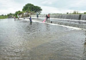 விருத்தாசலம் கஸ்பா ஏரி தூர்வாரப்படாததால் மதகு வழியாக  வழிந்தோடி ...