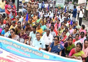 திண்டுக்கல்லில் தமிழ்நாடு அரசு ஊழியர் சங்கம் சார்பில் மறியல் போராட்டம்  ...