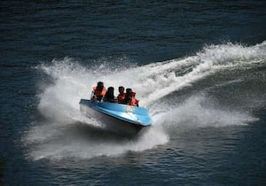 ஊட்டி அருகேவுள்ள பைகாரா ஏரியில், ஸ்பீட் சவாரி செய்யும் சுற்றுலா பயணிகள் .