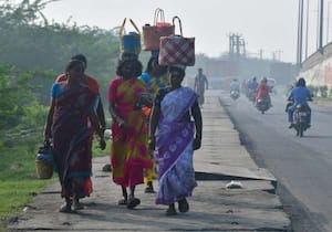 கூலிவேலை செய்ய குழுவாக நடந்து செல்லும் மகளிர். இடம்: பூந்தமல்லி ...