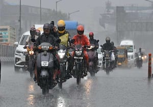 சென்னையில் காலையில் இருந்தே கனமழை பெய்து வருவதால், நனைந்த படியே இருசக்கர ...