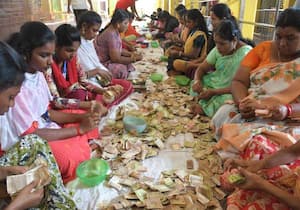 வீரபாண்டி கவுமாரியம்மன் கோயிலில் உண்டியல் காணிக்கை எண்ணும் பணி நடந்தது.