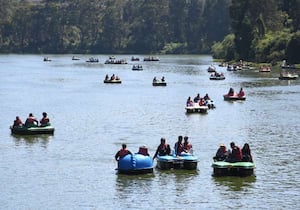 ஊட்டி படகு இல்லத்தில், தொடர் விடுமுறையால் ஏராளமான சுற்றுலா பயணிகள் படகு ...