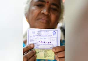 பொங்கல் பரிசு தொகுப்பிற்கான டோக்கன் விநியோகம் ரேஷன் கடைகளில் ...