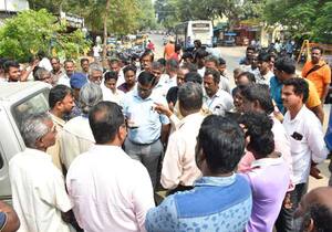 விருத்தாசலத்தில் நீதிமன்ற உத்தரவுபடி கட்டிடத்தை இடித்து அகற்ற வந்த ...