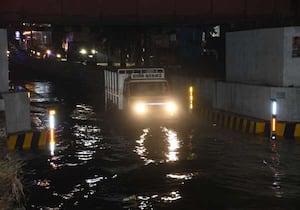 கவுண்டம்பாளையம் சங்கனூர் ரோட்டில் உள்ள ரயில்வே பாலத்தின் அவல நிலை ஒரு ...