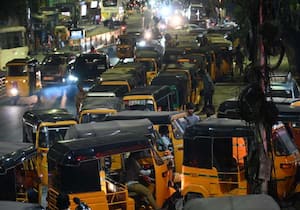 கேஸ் தட்டுப்பாடு காரணமாக ஆட்டோக்களில் கேஸ் நிரப்ப எழும்பூர் பகுதியில் ...