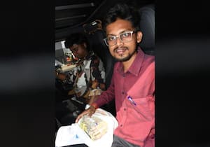 உரிய ஆவணங்கள் இன்றி திருப்பூர் குமரன் ரோட்டில், காரில் கொண்டு ...