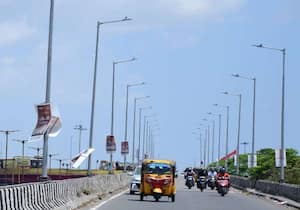 தாம்பரம் மேம்பாலத்தில் மின்விளக்கு கம்பங்களில் வரிசையாக கட்டித் தொங்க ...