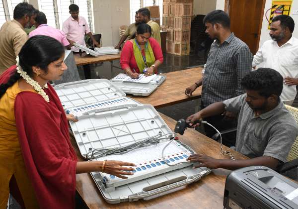 கோவை மாவட்டத்தில் ஐந்து தொகுதிகளுக்கு கூடுதல் ஓட்டுப்பதிவு இயந்திரங்கள் அனுப்பும் பணி  நடந்தது.