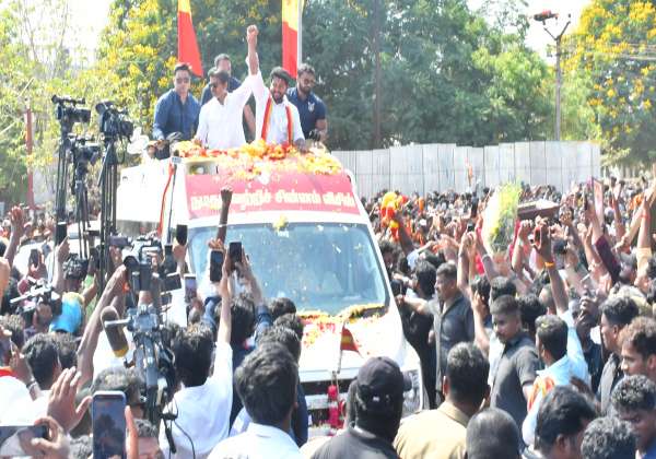 காரைக்குடியில் த.வெ.க. தலைவர் விஜய் வேட்பாளர் பிரபுவை ஆதரித்து பிரசாரம் செய்தார்.