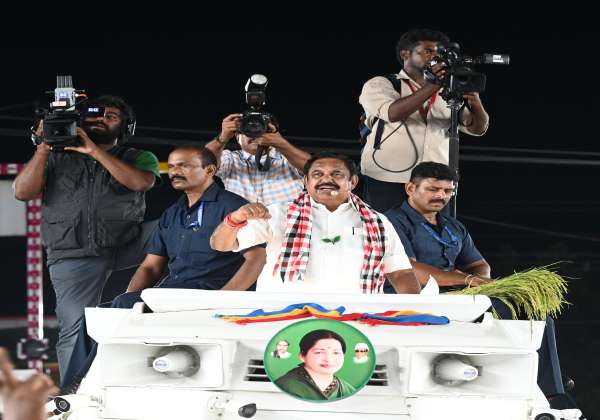  திருவள்ளூர் டோல்கேட் பகுதியில் அதிமுக பொதுச்செயலாளர் இபிஎஸ் கூட்டணி கட்சிகள் மற்றும் அதிமுக வேட்பாளர்களை ஆதரித்து தேர்தல் பிரச்சாரம் செய்தார்