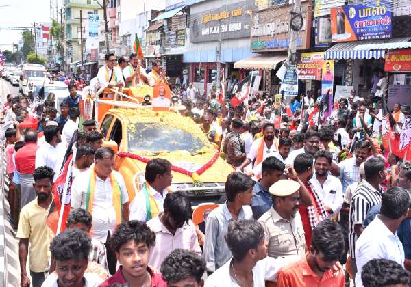 சாத்தூரில் பா.ஜ., தலைவர் நயினார் நாகேந்திரனை ஆதரித்து தேர்தல் பிரசார ரோடு ஷோவில் பங்கேற்ற தேசிய தலைவர் நிதின் நபின்.