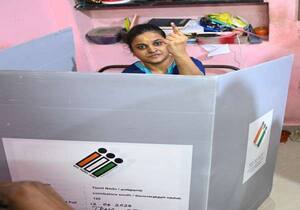 கோவையில் தபால் ஓட்டு பதிவு செய்த மாற்று திறனாளி வாக்காளர்கள். இடம்: கோவை ...