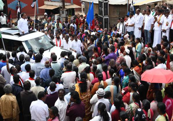 ஊட்டி காந்தள் பகுதியில்  காங்கிரஸ் வேட்பாளர் ராமசந்திரனை ஆதரித்து, எம்.பி.,ராஜா  பிரசாரம் செய்தார்.