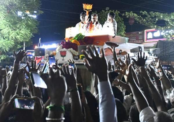 அவிநாசி சட்டமன்ற தொகுதி பா.ஜ.க வேட்பாளர் முருகனை ஆதர்த்து அண்ணாமலை பிரச்சாரத்தின் போது கைகளை உயர தூக்கி அண்ணாமலை அண்ணாமலை என கத்திய தொண்டர்கள்.