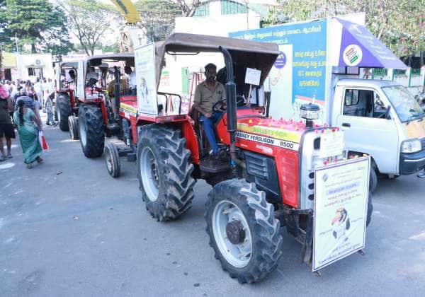 2026 சட்டசபை தேர்தலில் 100 சதவீதம் வாக்களிக்க வேண்டும் என்று வேளாண் பொறியியல் துறை சார்பில் டிராக்டர்  மூலம் விழிப்புணர்வு ஏற்படுத்தினர்.