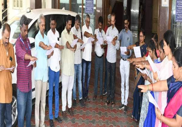திருப்பூர் மாநகராட்சி அலுவலகத்தில் சமத்துவ நாள் உறுதிமொழி எடுத்துக் கொண்ட அலுவலர்கள்.