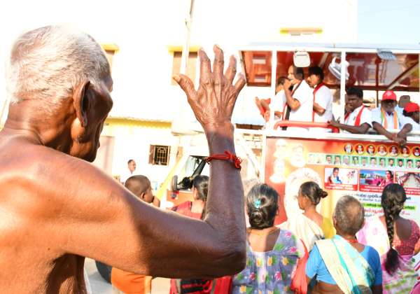 இனி ஐந்து வருசம் கழிச்சு பாத்துகலாம் டா, டா பாய்...இடம்:- திருப்பூர், வடக்கு தொகுதி சி.பி.ஐ வேட்பாளர் ரவி என்கிற சுப்பரமணியம்.
